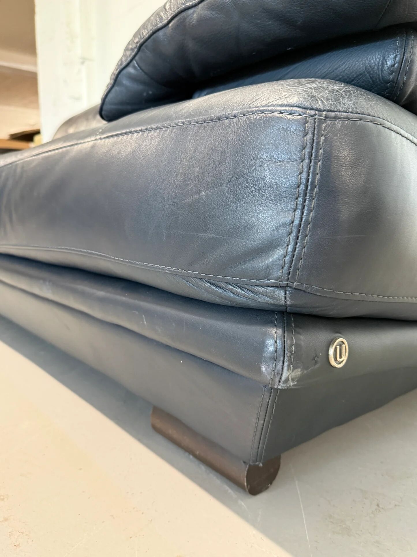 3-seater navy blue leather sofa by Natuzzi
