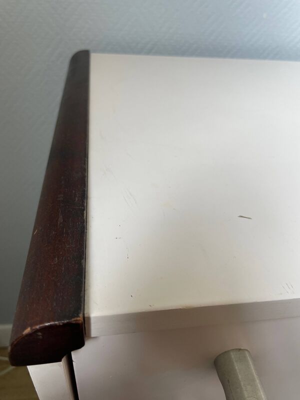 Commode en résine blanche, pied tulipe, Gautier