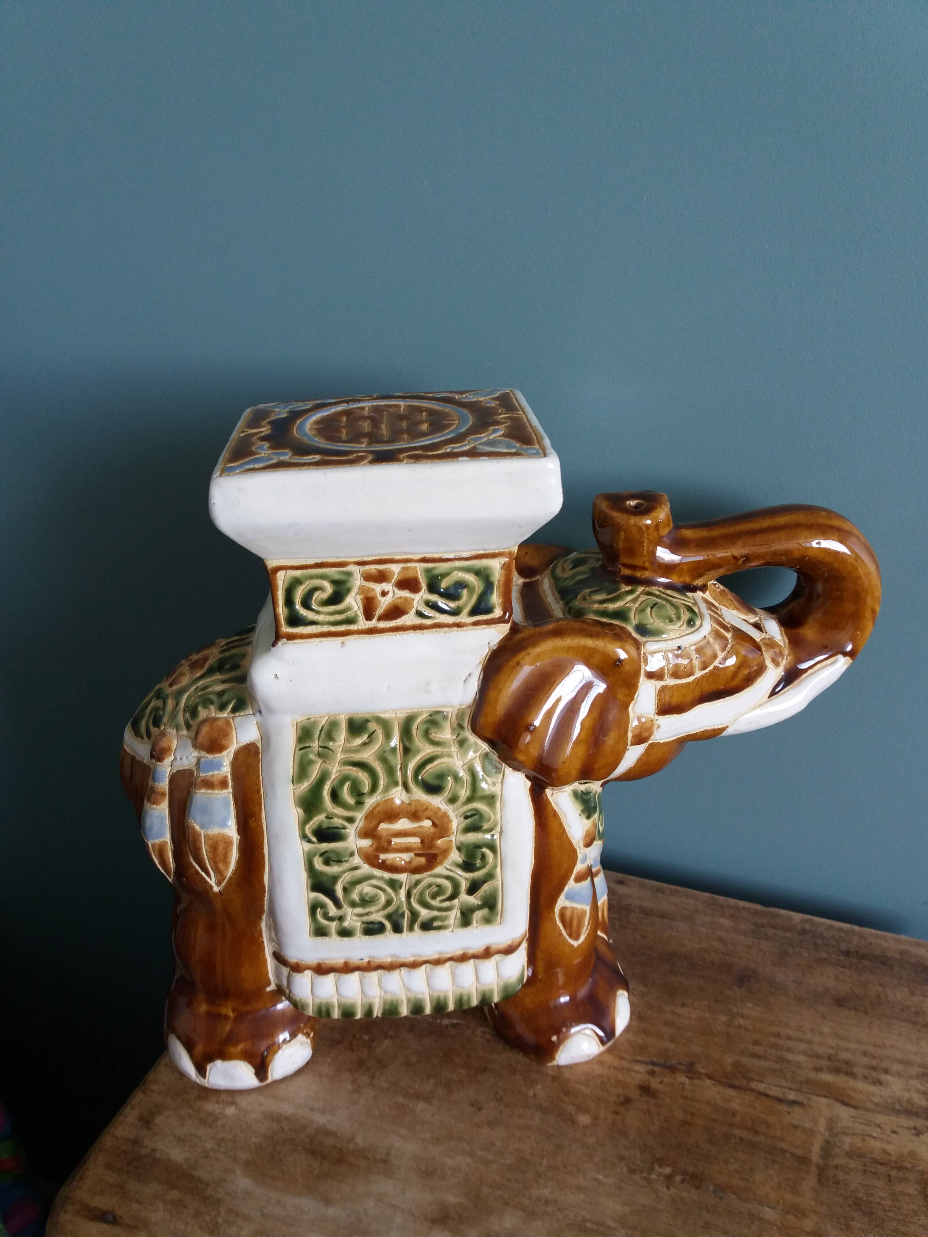 Éléphant porte-plante en céramique