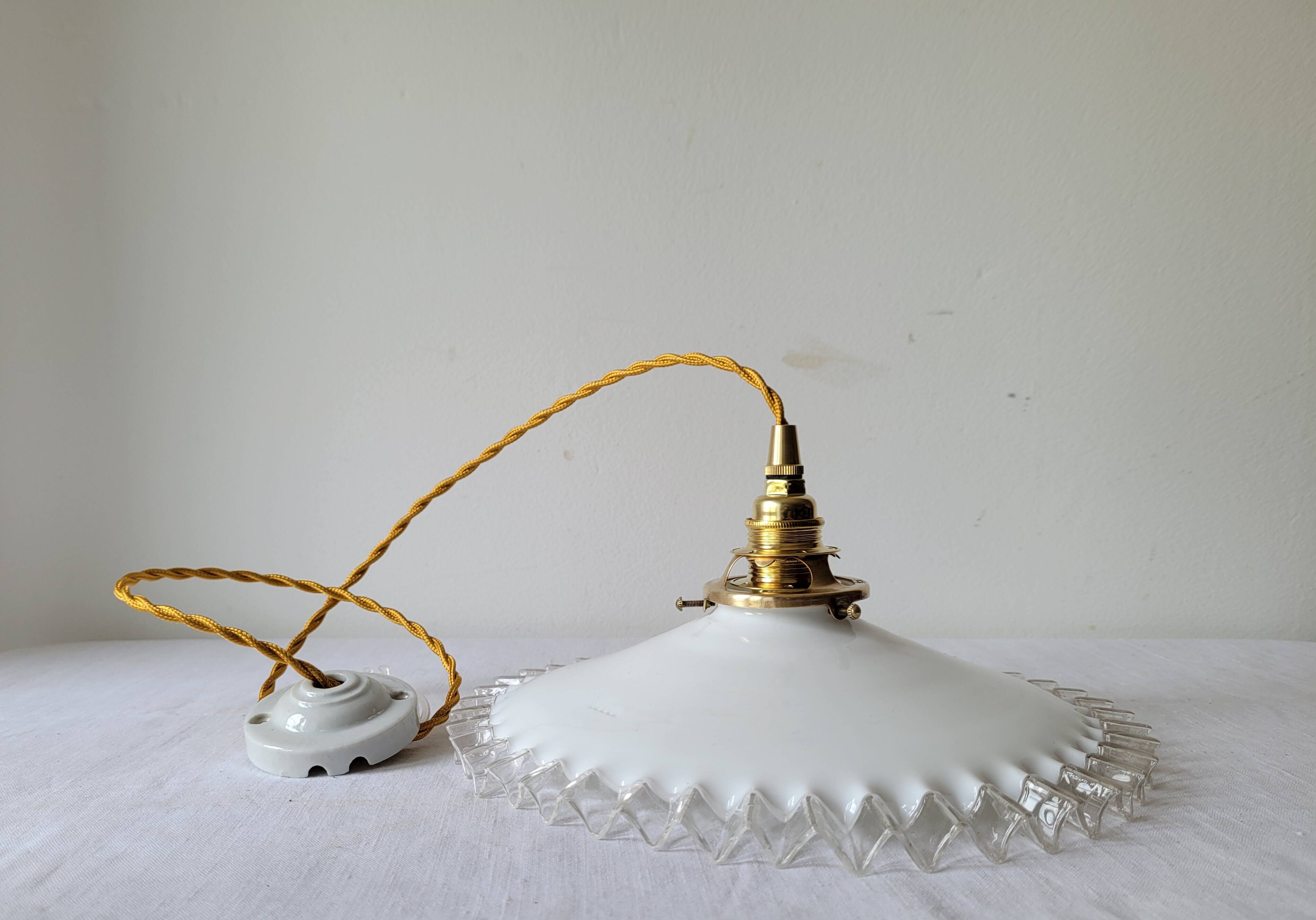 Pendant in serrated opaline