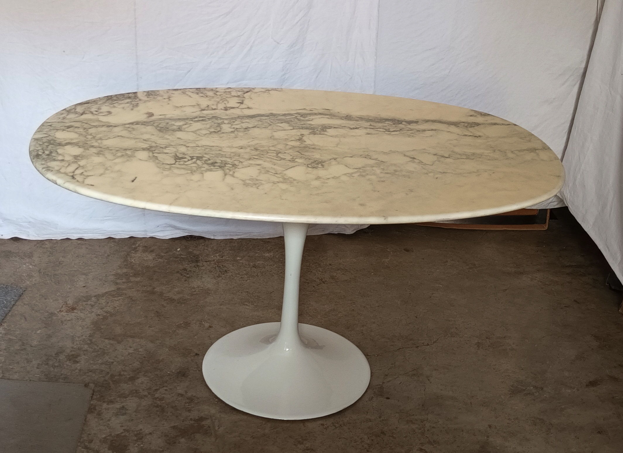 Table ovale dessus marbre pied tulipe des années 70