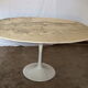 Table ovale dessus marbre pied tulipe des années 70