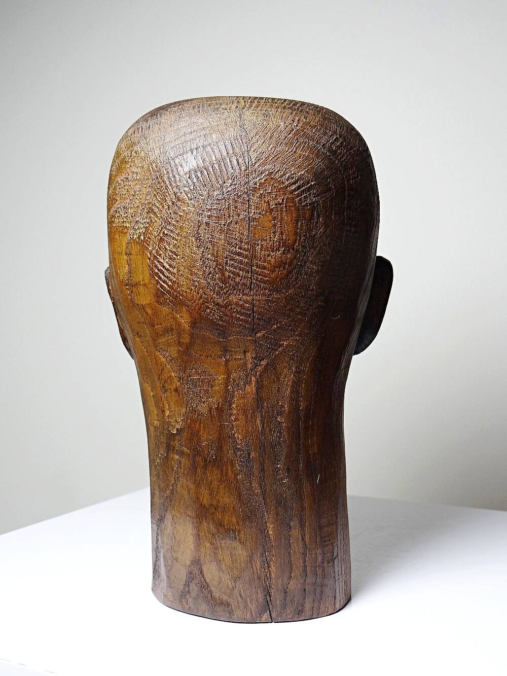 Monoxyle wood sculpture of a man's head, vintage craftsmanship from the 1950s.