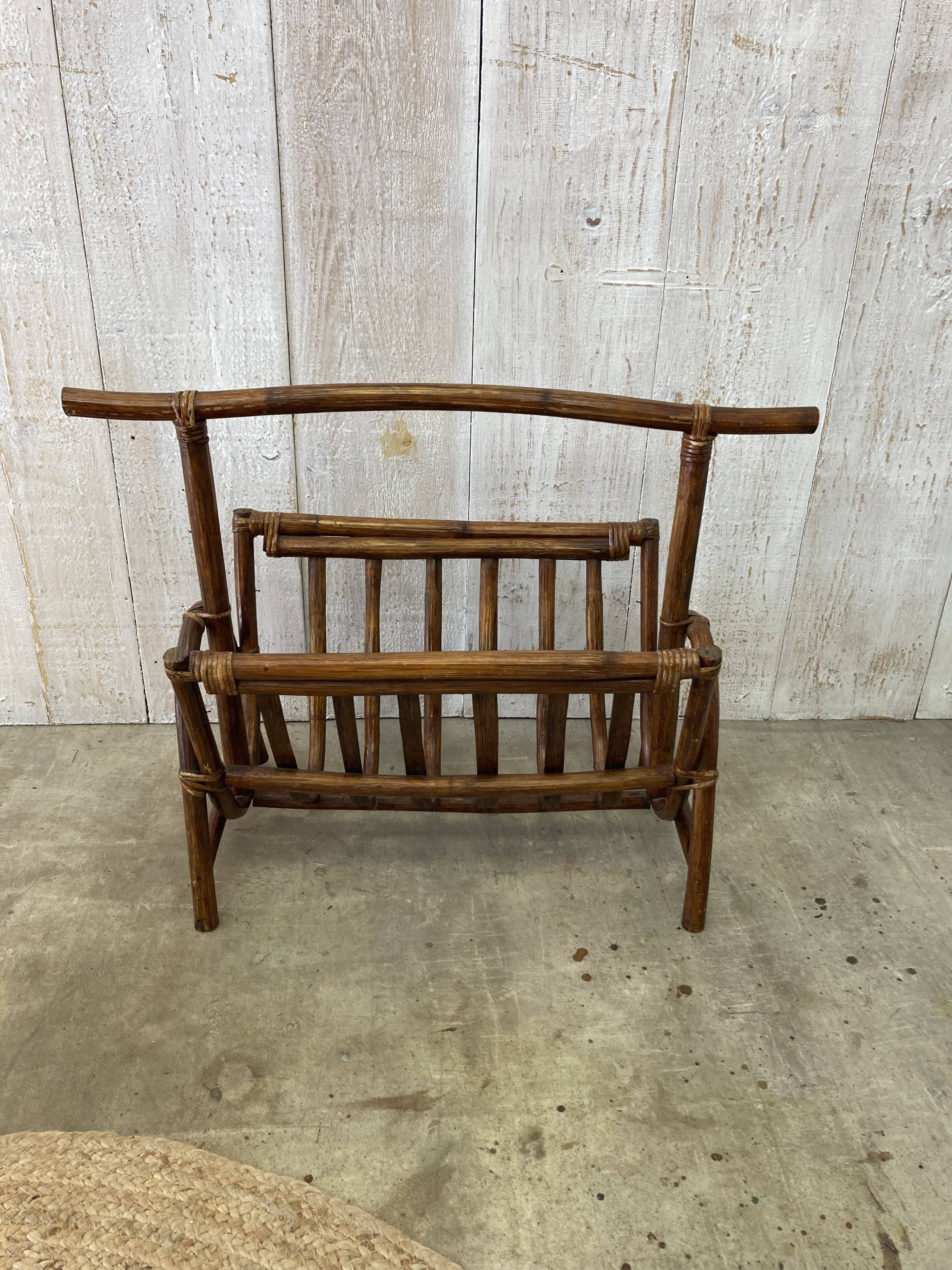 Porte revues en rotin