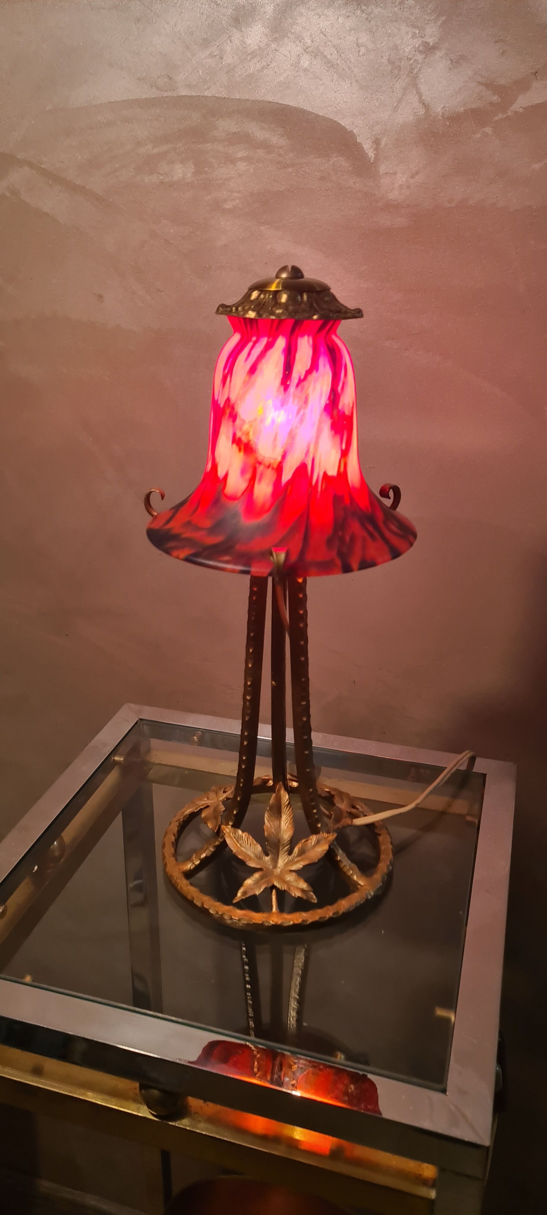 Wrought iron lamp patinated gold with beautiful marbled tulip orange, red, black, very beautiful 35x15 art deco