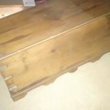 Coffre ancien en bois clouté