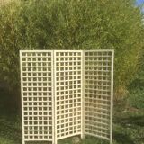 Off-white claustra screen