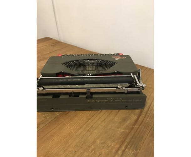 Old-typewriter Empire Aristocrat gray