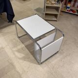 Table d'appoint porte-revues