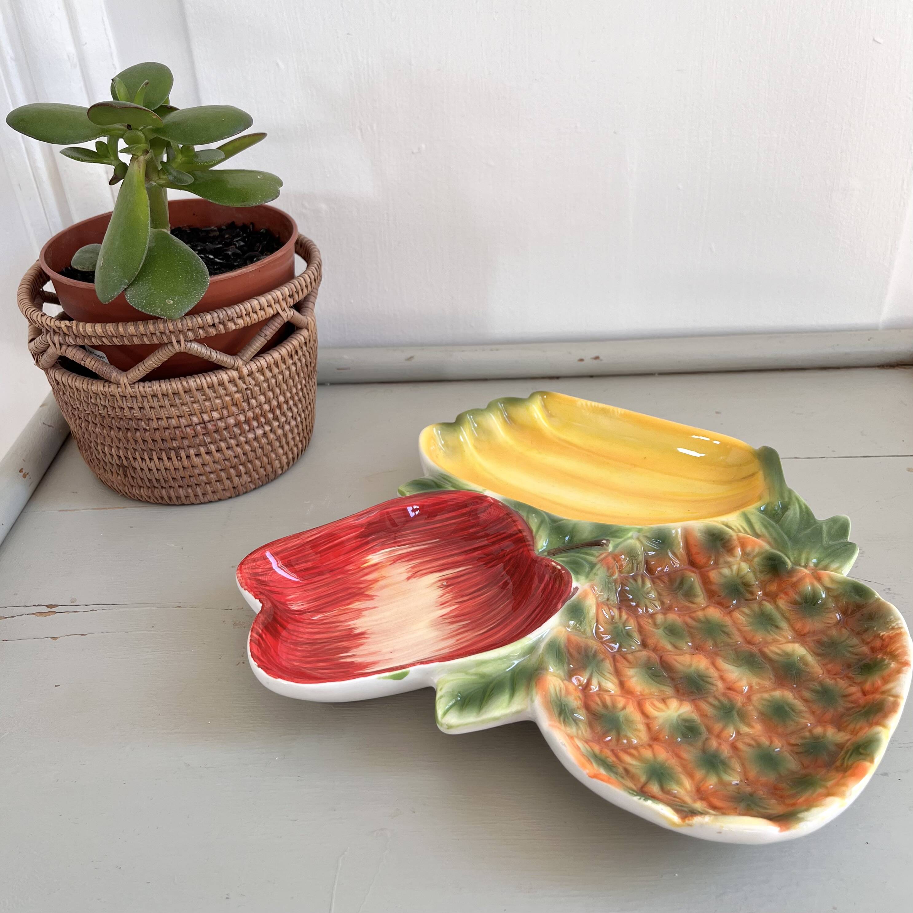 Aperitif server with fruit bowl and raw vegetables.