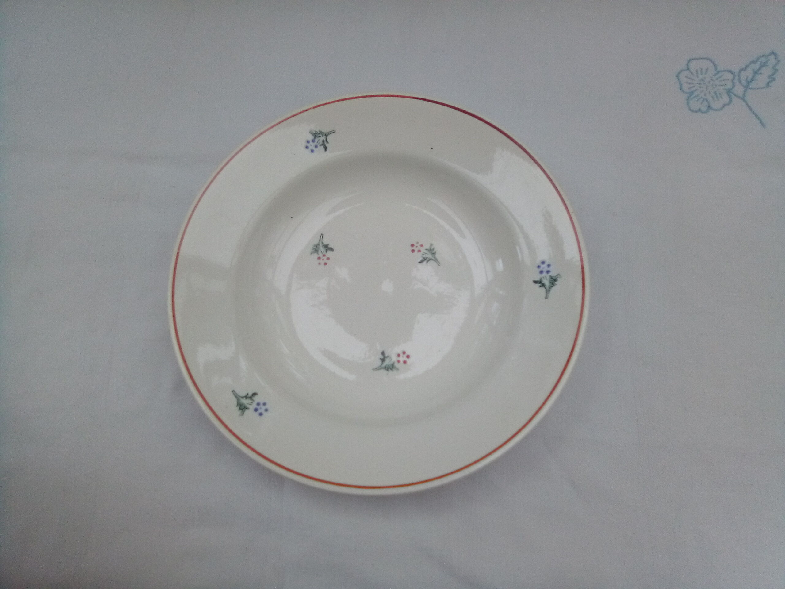 Assorted 8 brown/green plates