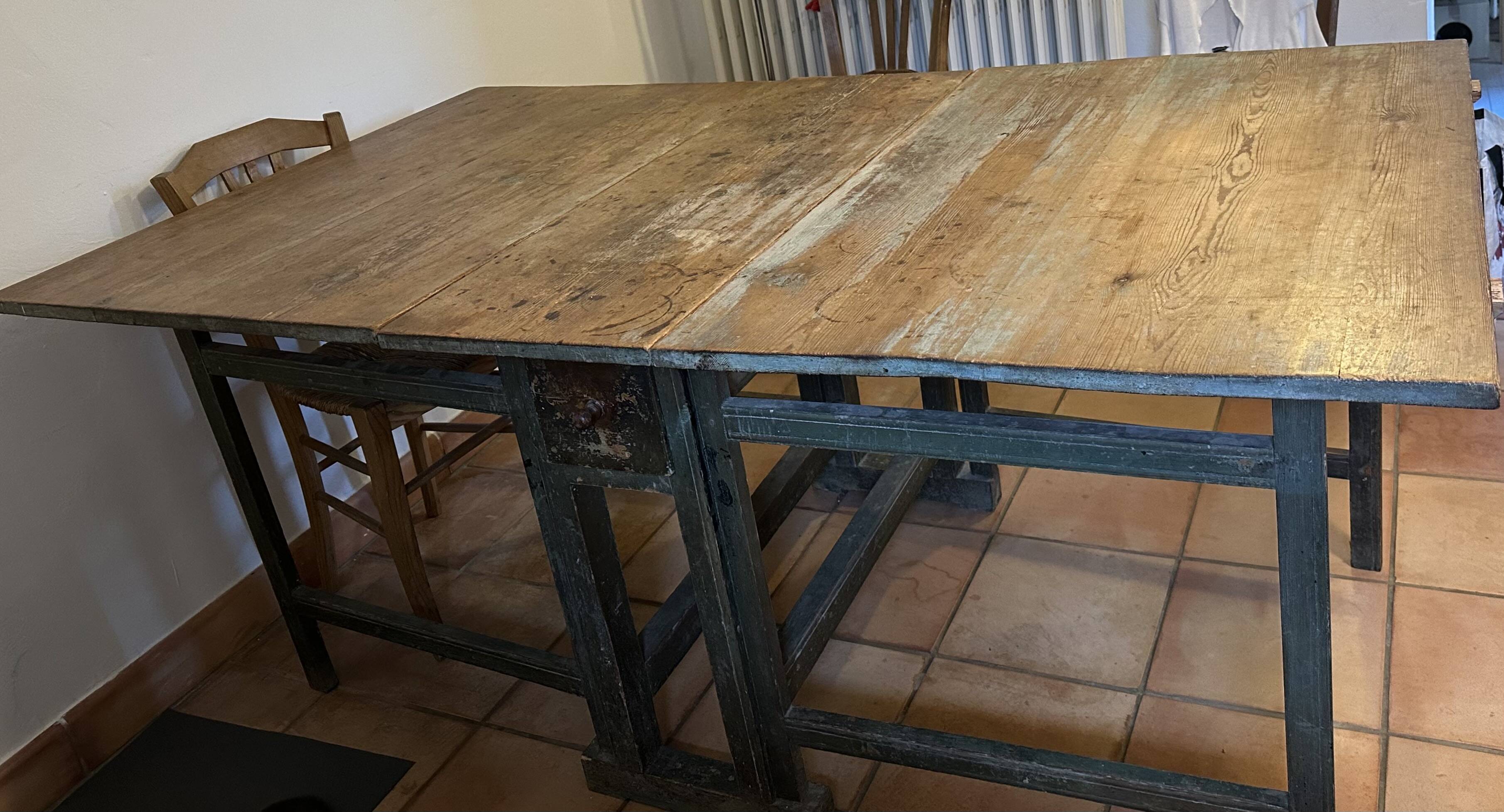 Table à manger suédoise gustavienne