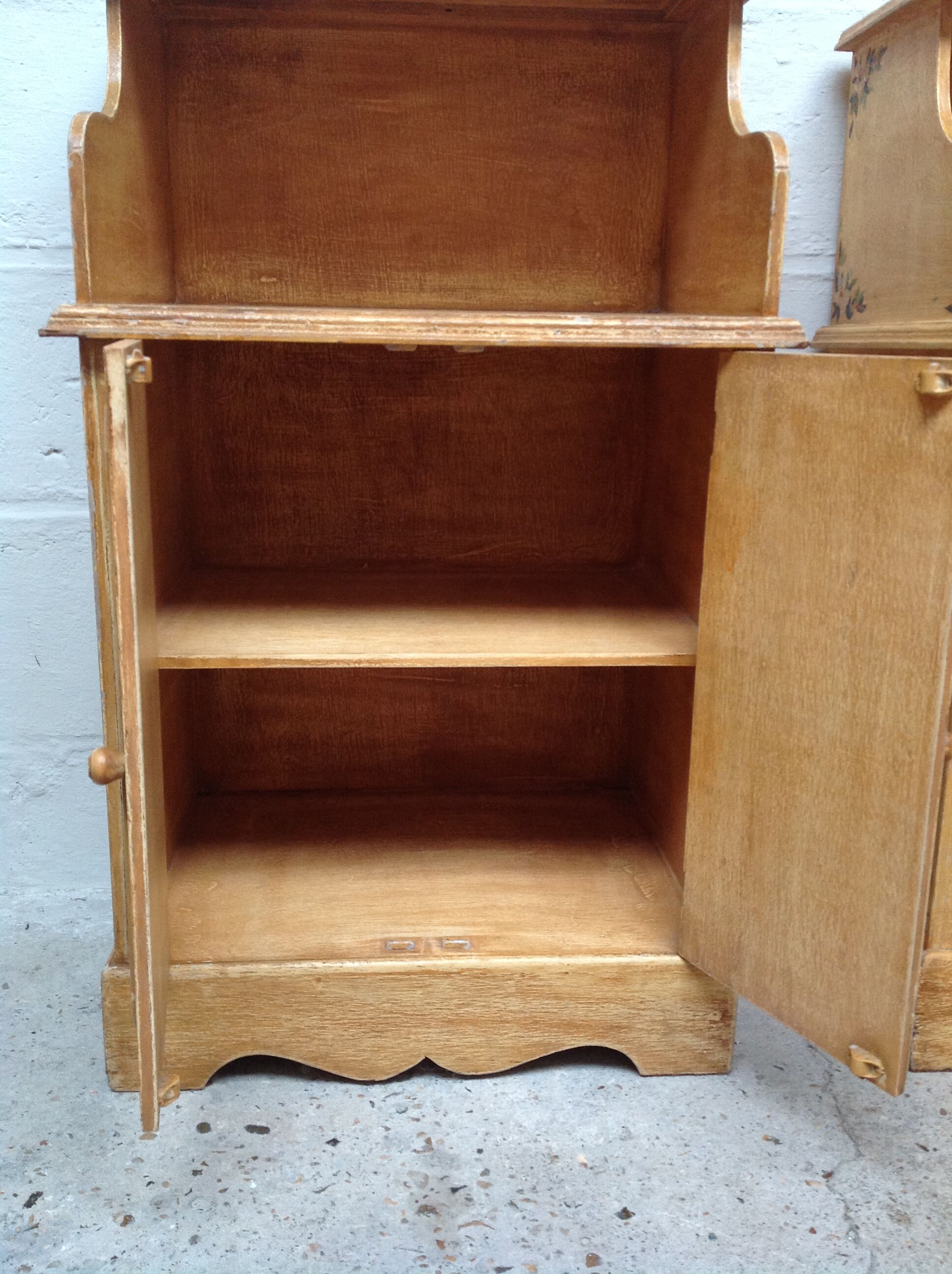 Paire de meubles vintage en bois décor floral