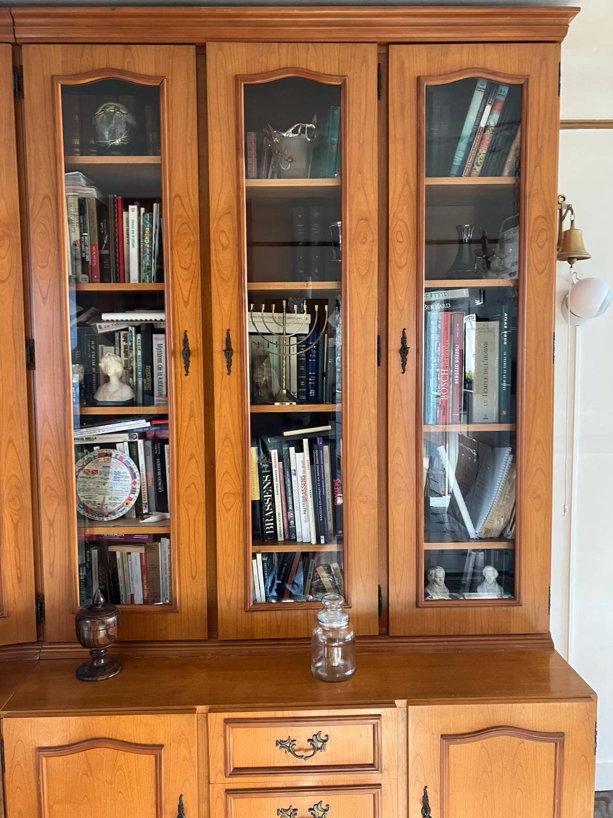 Showcase library in solid wood with two sections