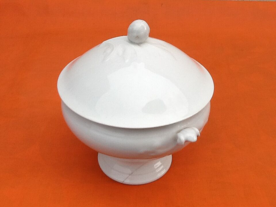 Soupière ancienne   Porcelaine blanche à décor de feuilles de chêne