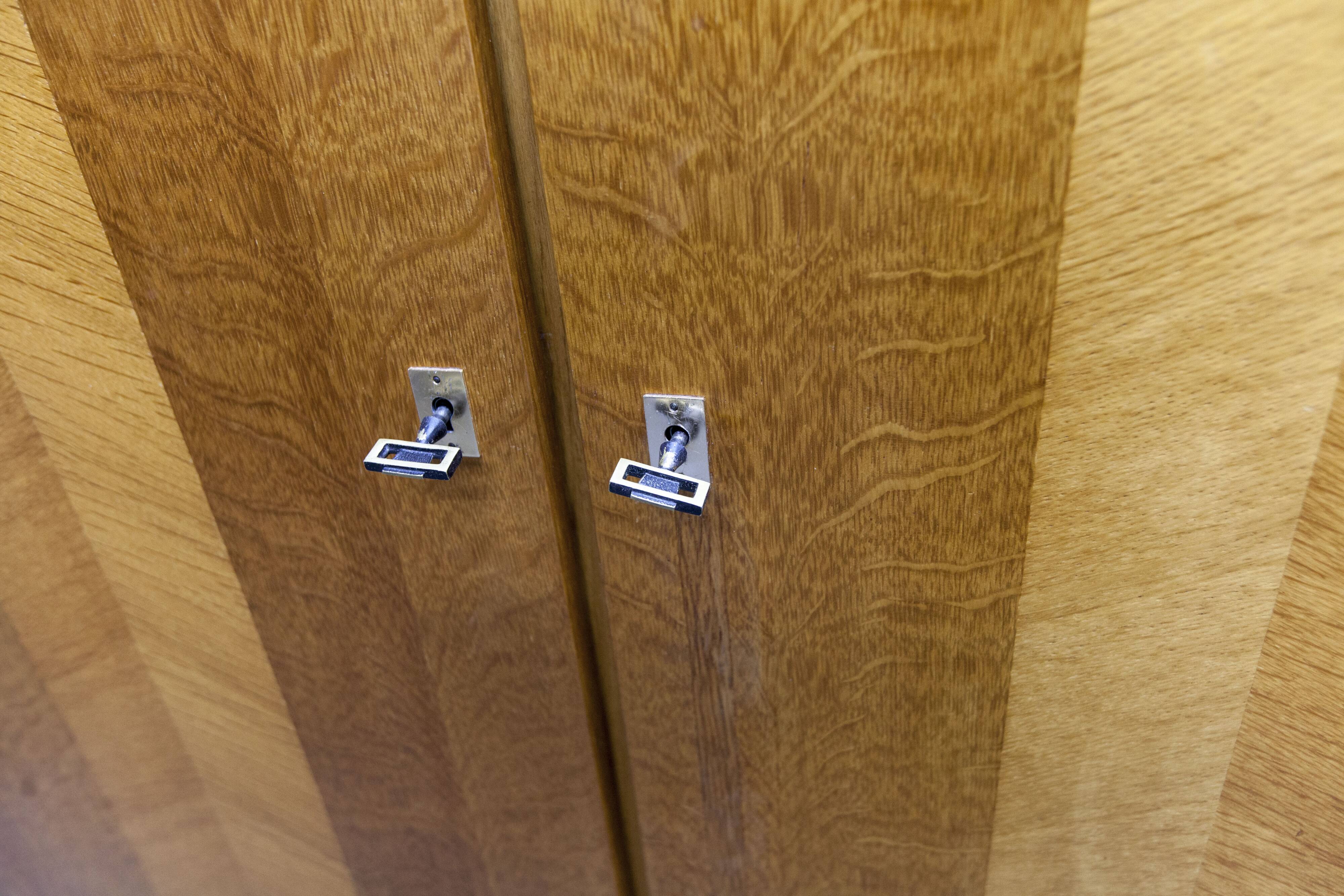 French wardrobe with tapered legs, 3 doors, 1 mirror (27*130), and 1 drawer.