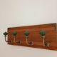 Wall-mounted coat rack in grooved wood – 4 hooks in metal and green ceramic