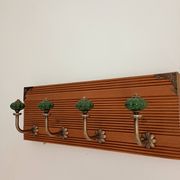 Wall-mounted coat rack in grooved wood – 4 hooks in metal and green ceramic