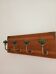 Wall-mounted coat rack in grooved wood – 4 hooks in metal and green ceramic