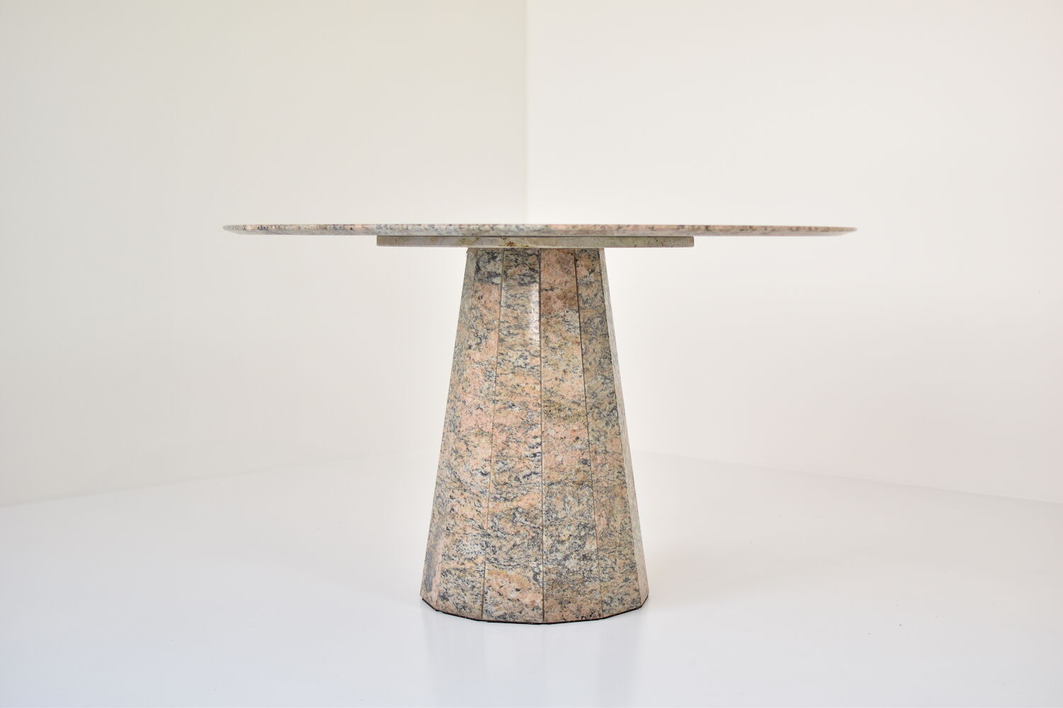 Round dining table in granite from Italy, 1970