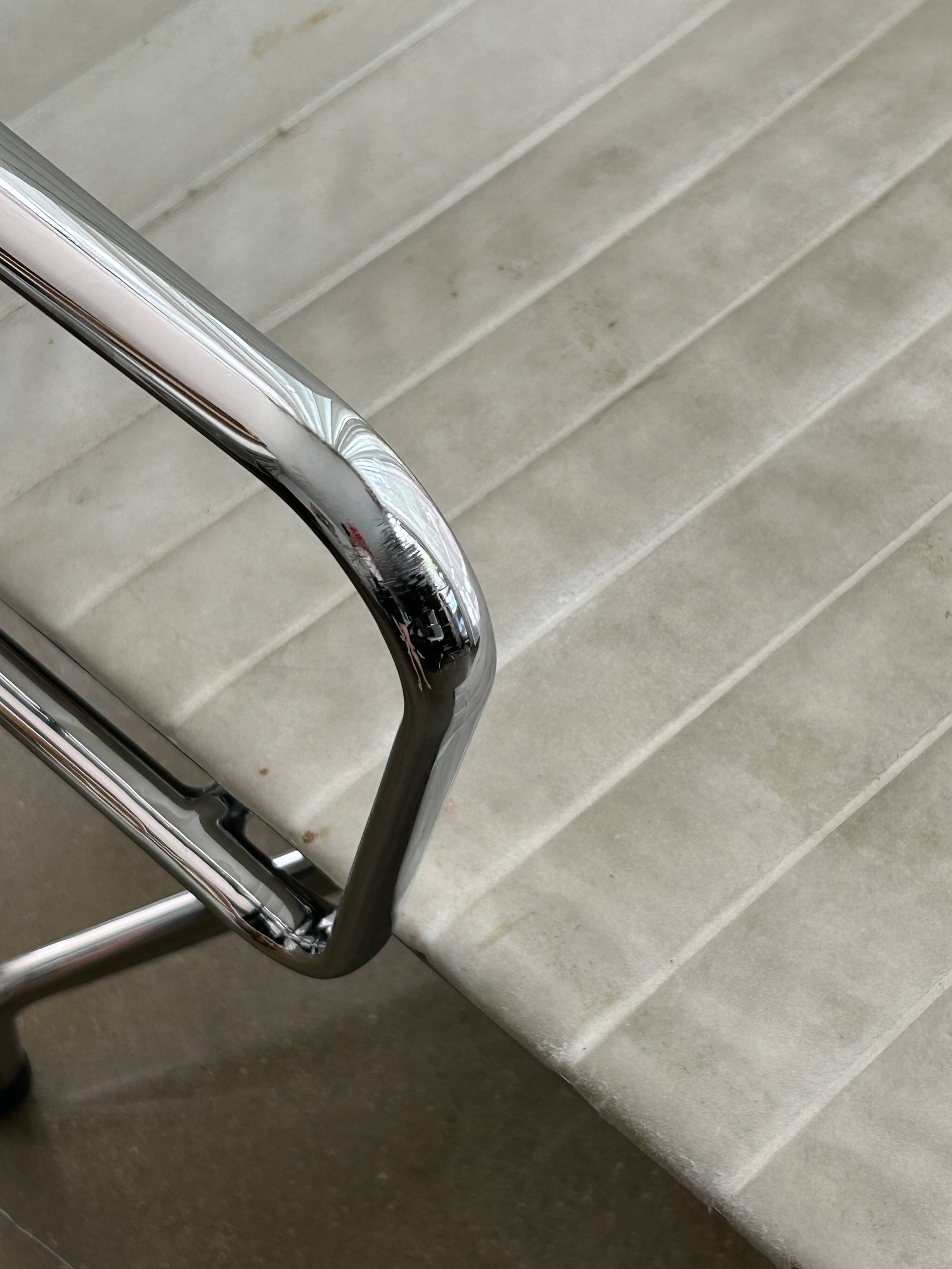 ALUMINIUM CHAIR EA 104 Pivotant