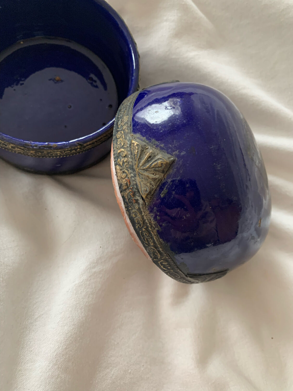 Ceramic pot and bronze blue flower old