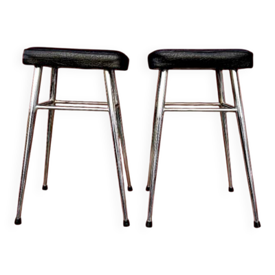 Paire de tabourets vintage en skaï noir et acier chromé – années 1960-1970