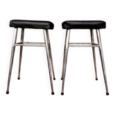 Paire de tabourets vintage en skaï noir et acier chromé – années 1960-1970