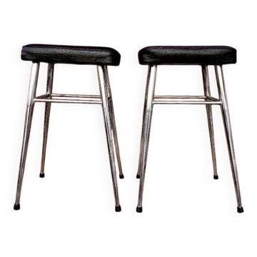Paire de tabourets vintage en skaï noir et acier chromé – années 1960-1970