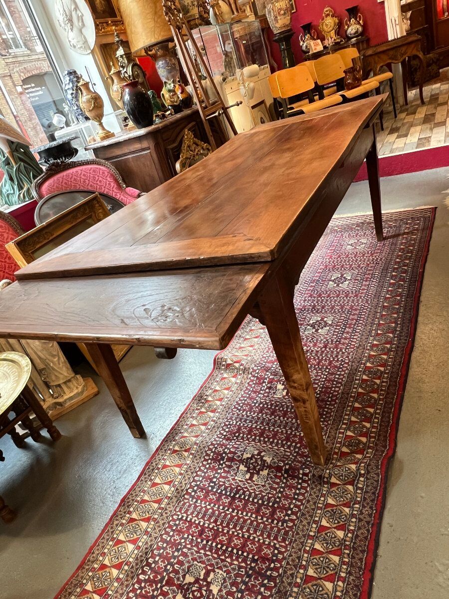 Rustic solid wood table: Elegance and functionality for your family meals, 19th century.