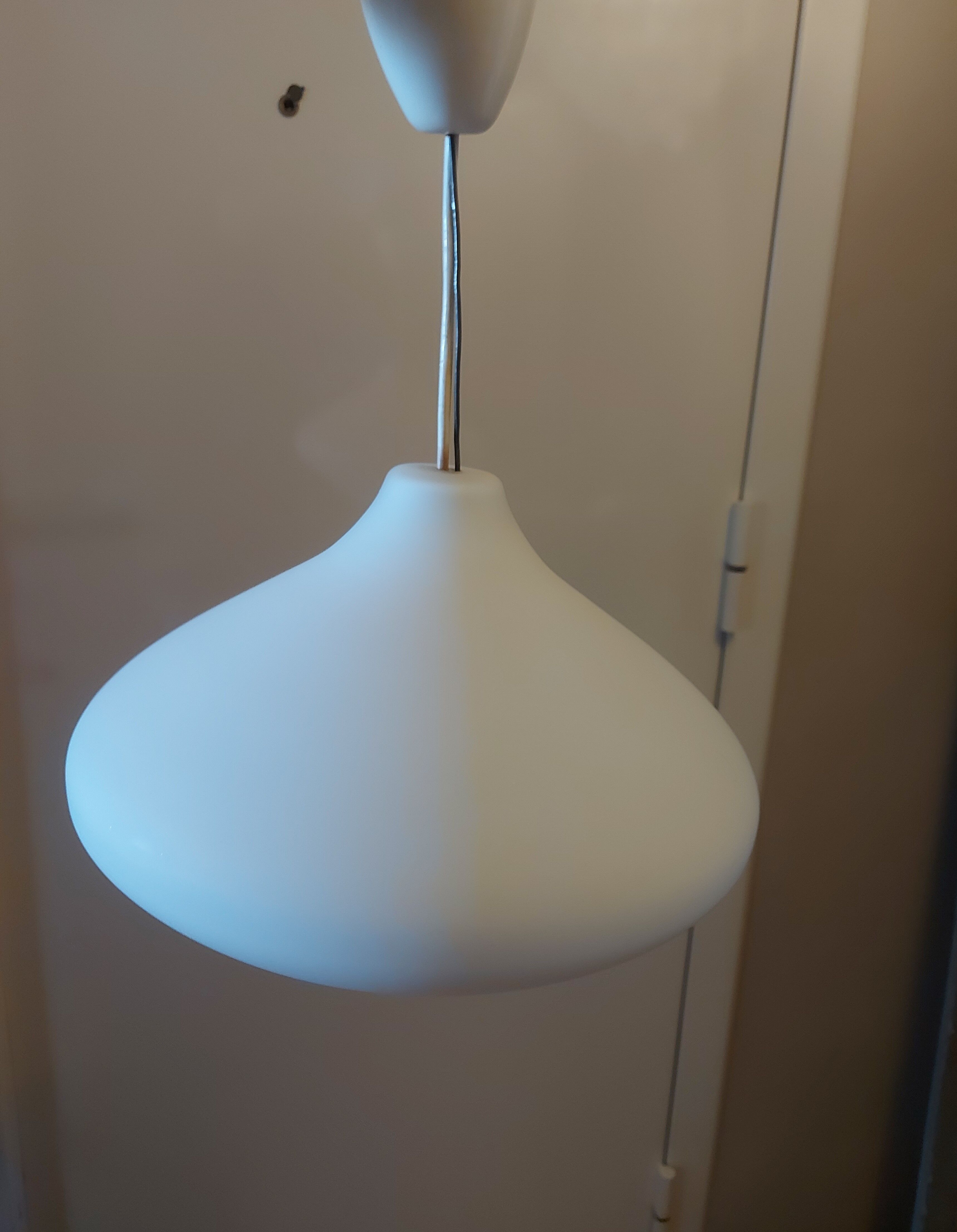 Vintage suspension in white opaline