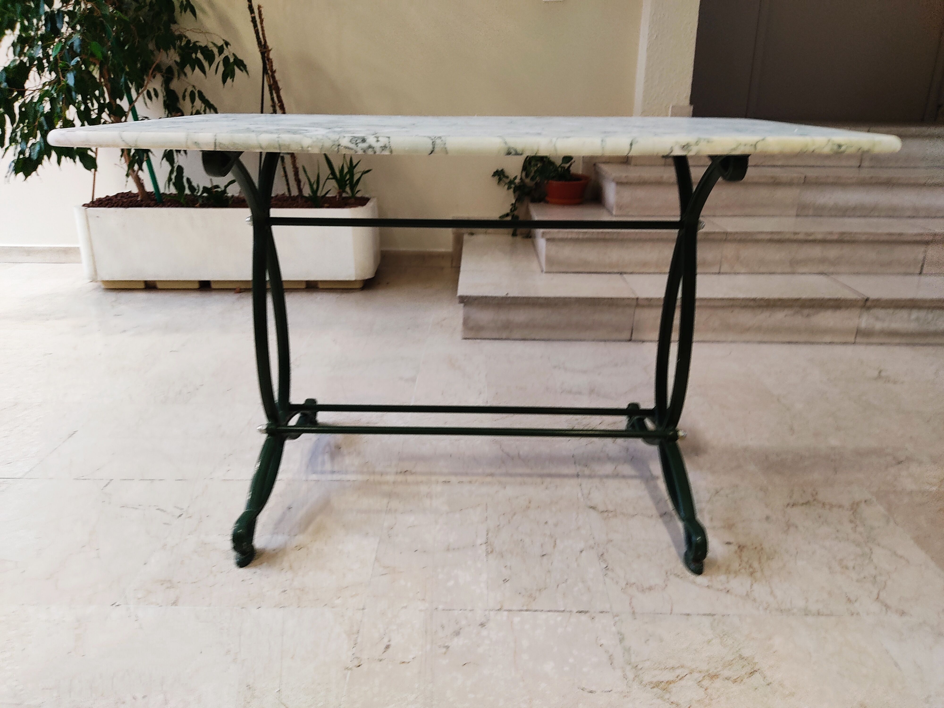 Table à manger en marbre, pieds fonte verts et 4 chaises tube acier assorties revêtement simili cuir