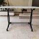 Table à manger en marbre, pieds fonte verts et 4 chaises tube acier assorties revêtement simili cuir