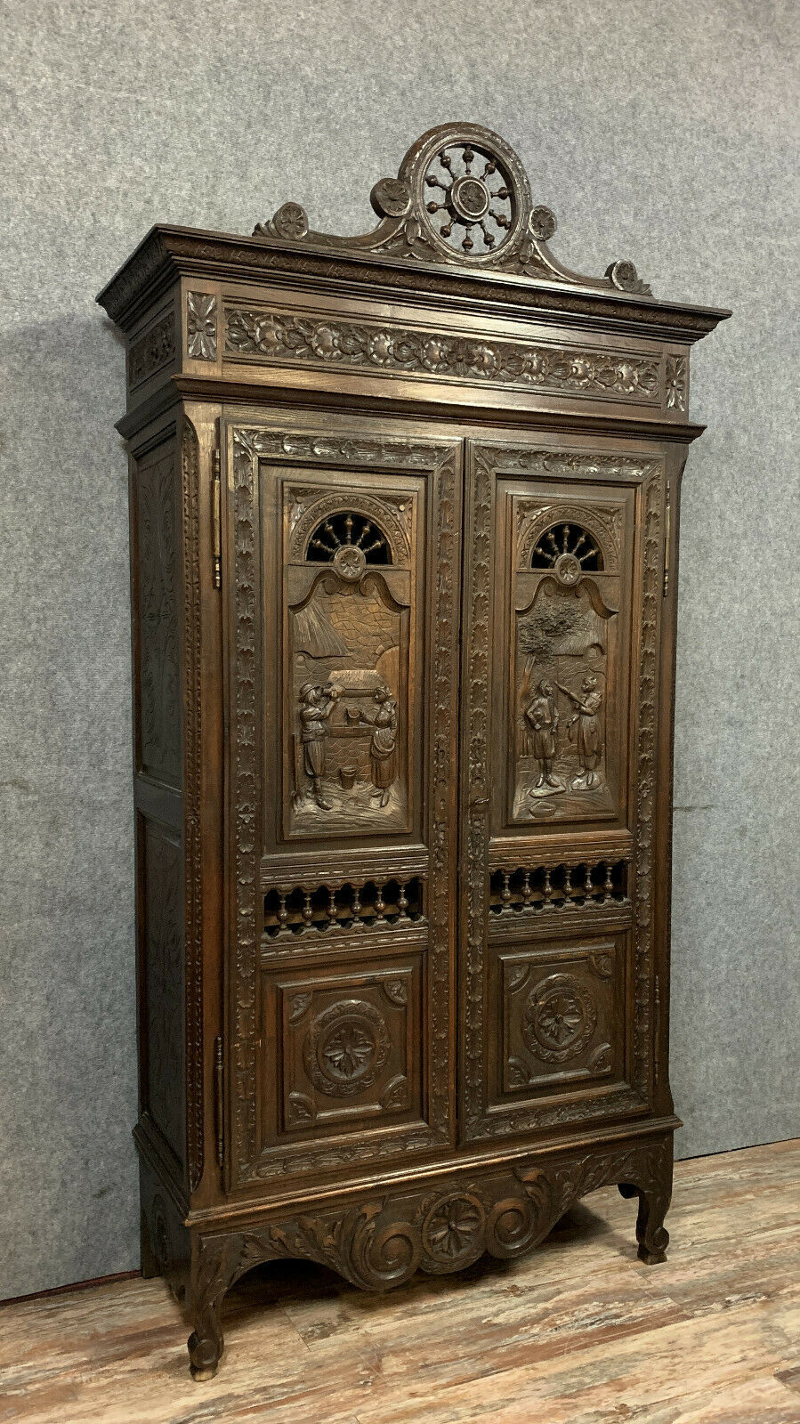 Armoire bretonne Louis XV en chêne massif a patine brune vers 1850