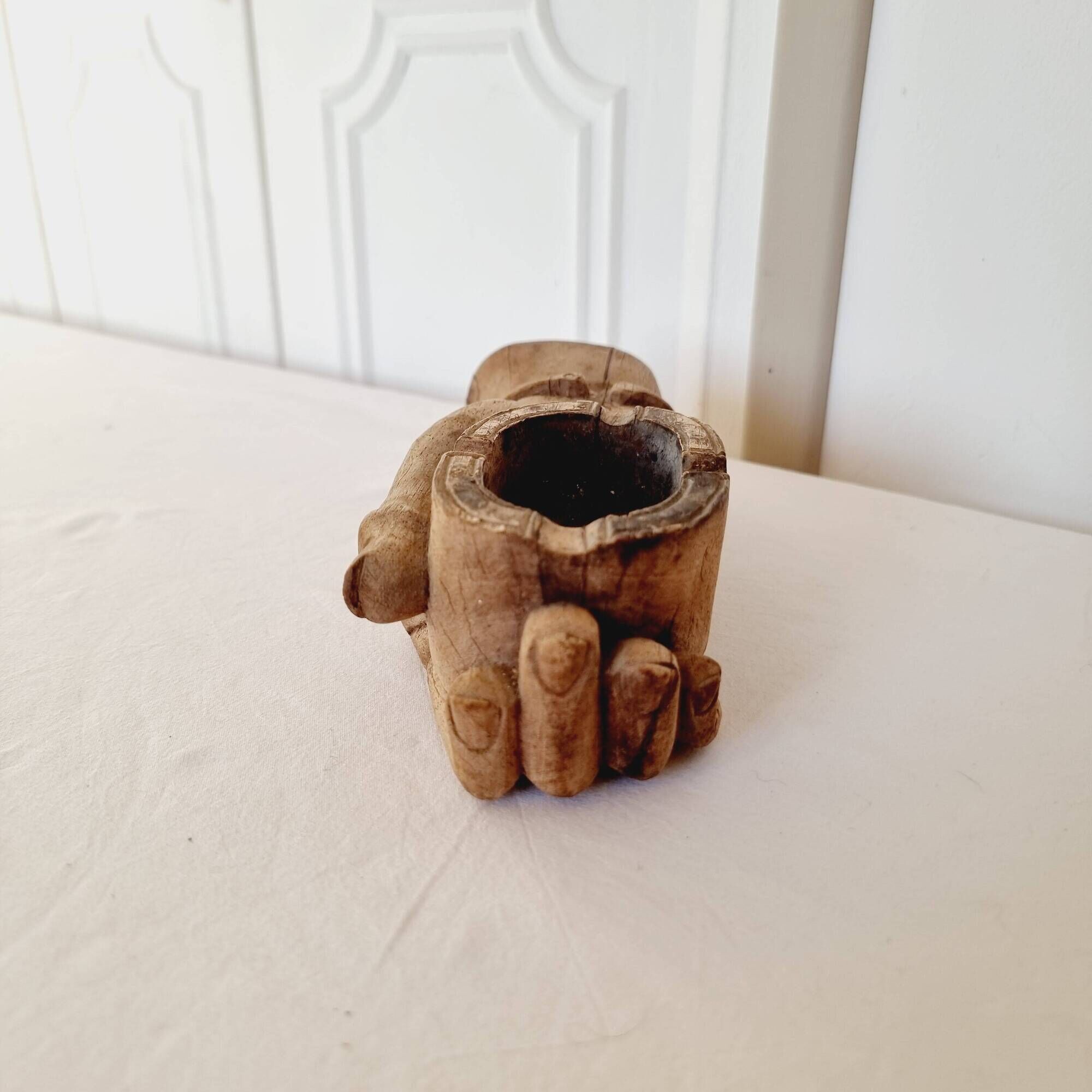 Étrange cendrier sculpté dans le bois et figurant la main sculptée très réaliste d'un Dieu hindou