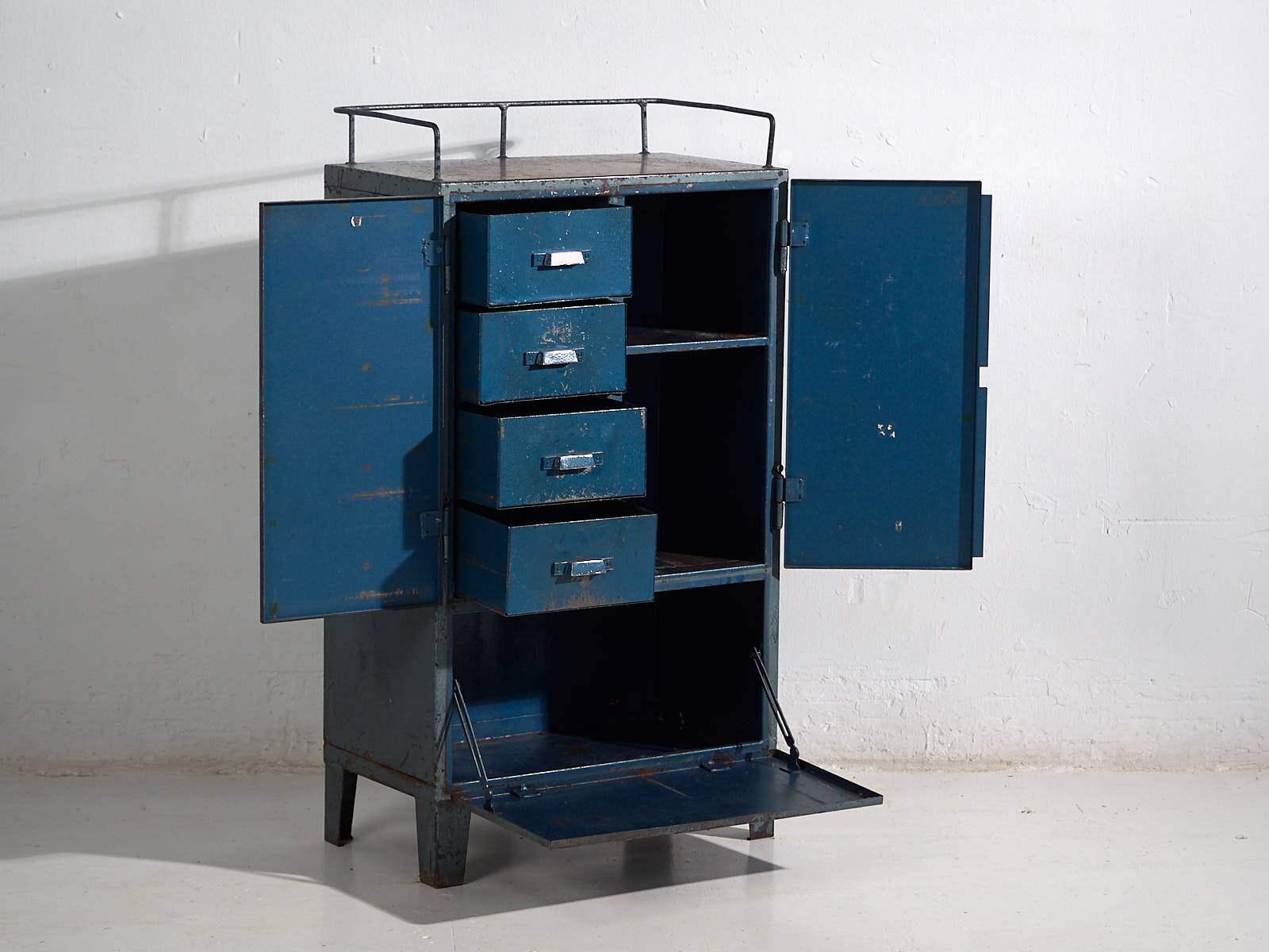 Armoire de style industriel à patine bleue (c.1950)