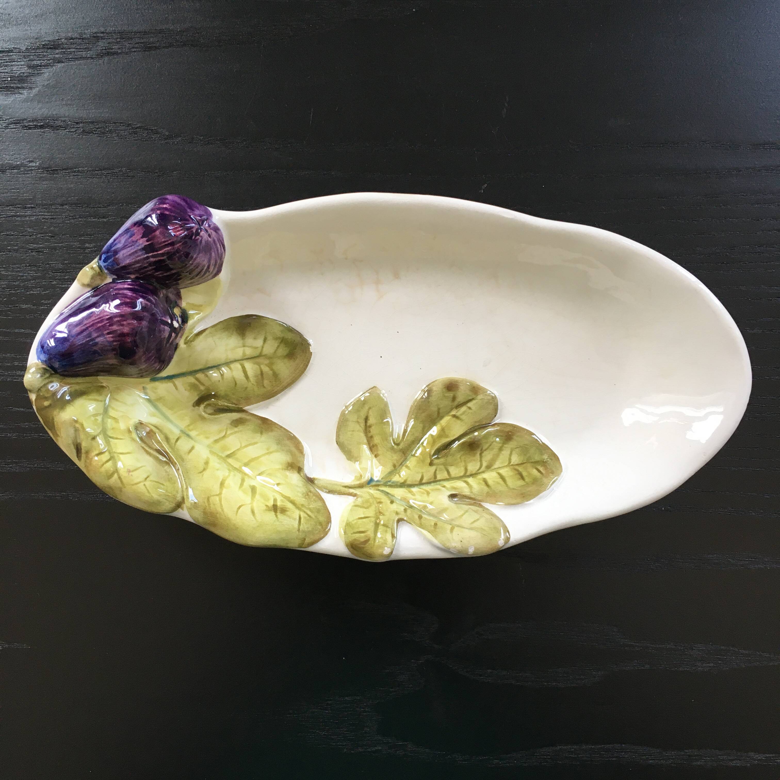 Oval dish with fig decoration