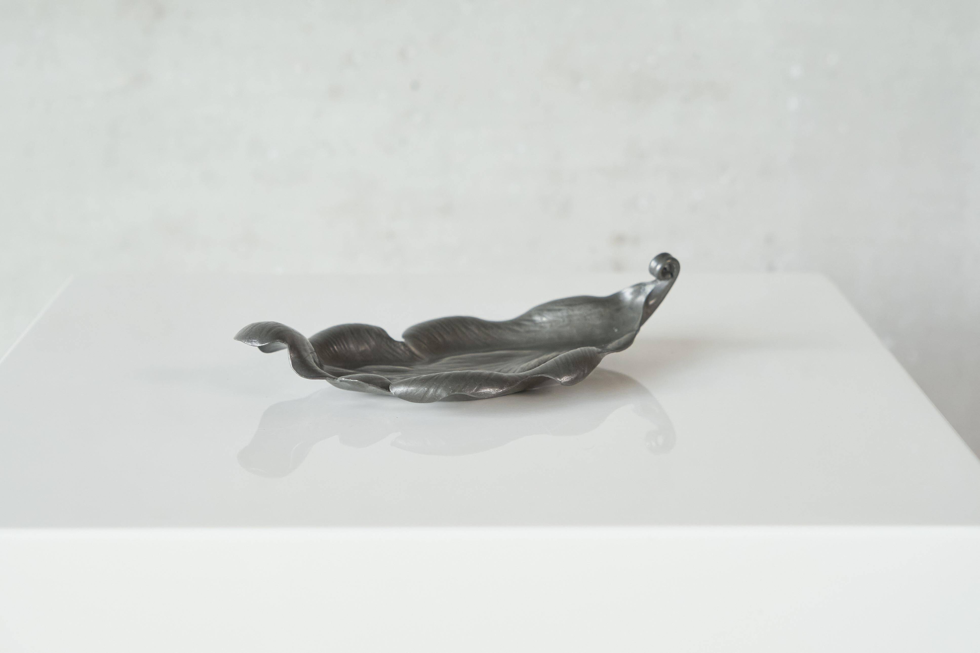 Mid-century leaf-shaped tray in tin from the 1960s.