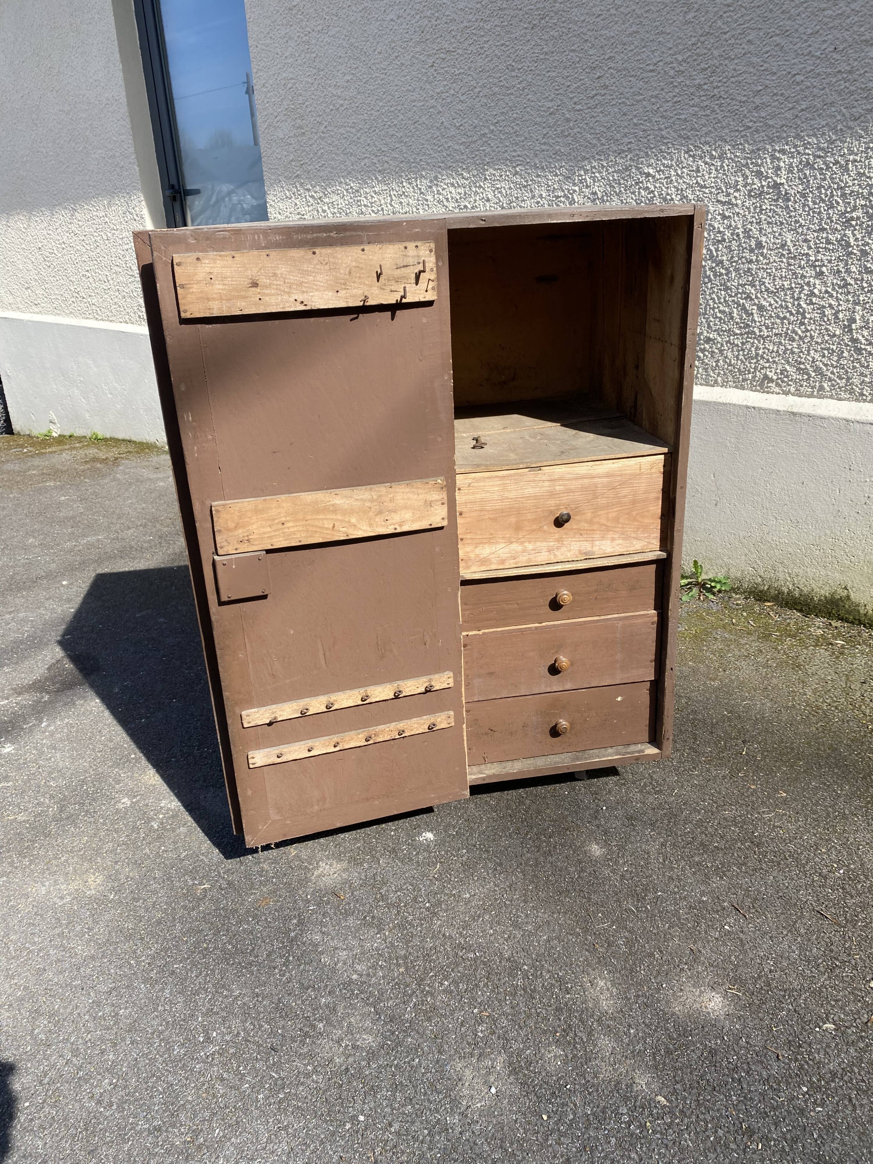 Drawer cabinet