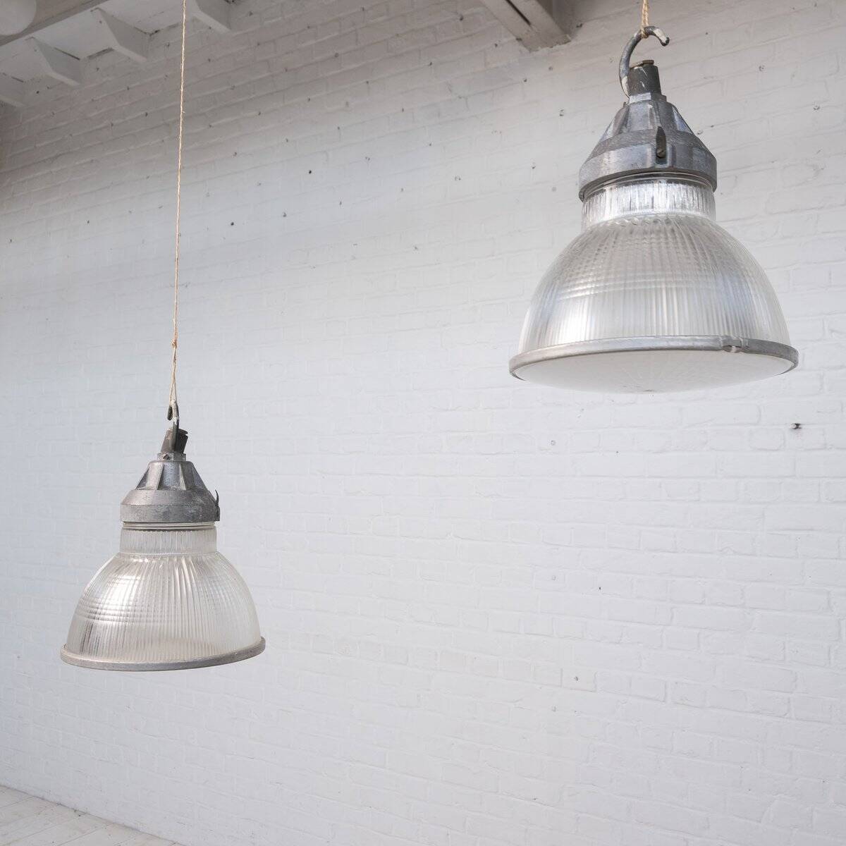 Luminaires suspendus Holophane, 1950, ensemble de 2