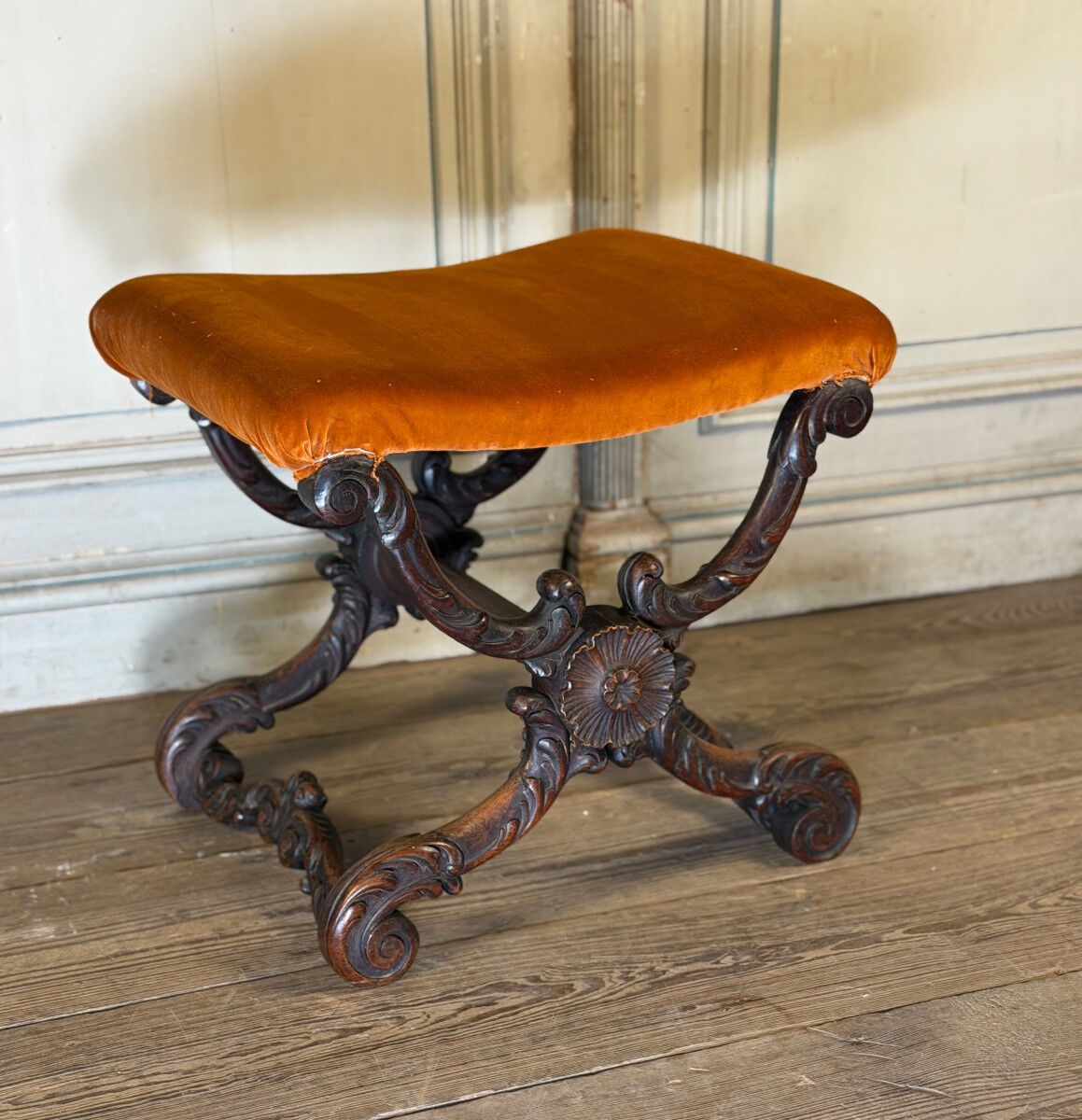Tabouret en X, bois sculpté, XIXème siècle