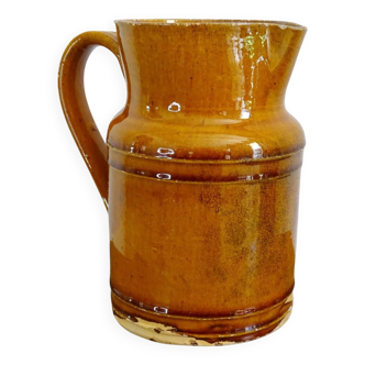 Pichet ancien en faïence française à glaçure orange