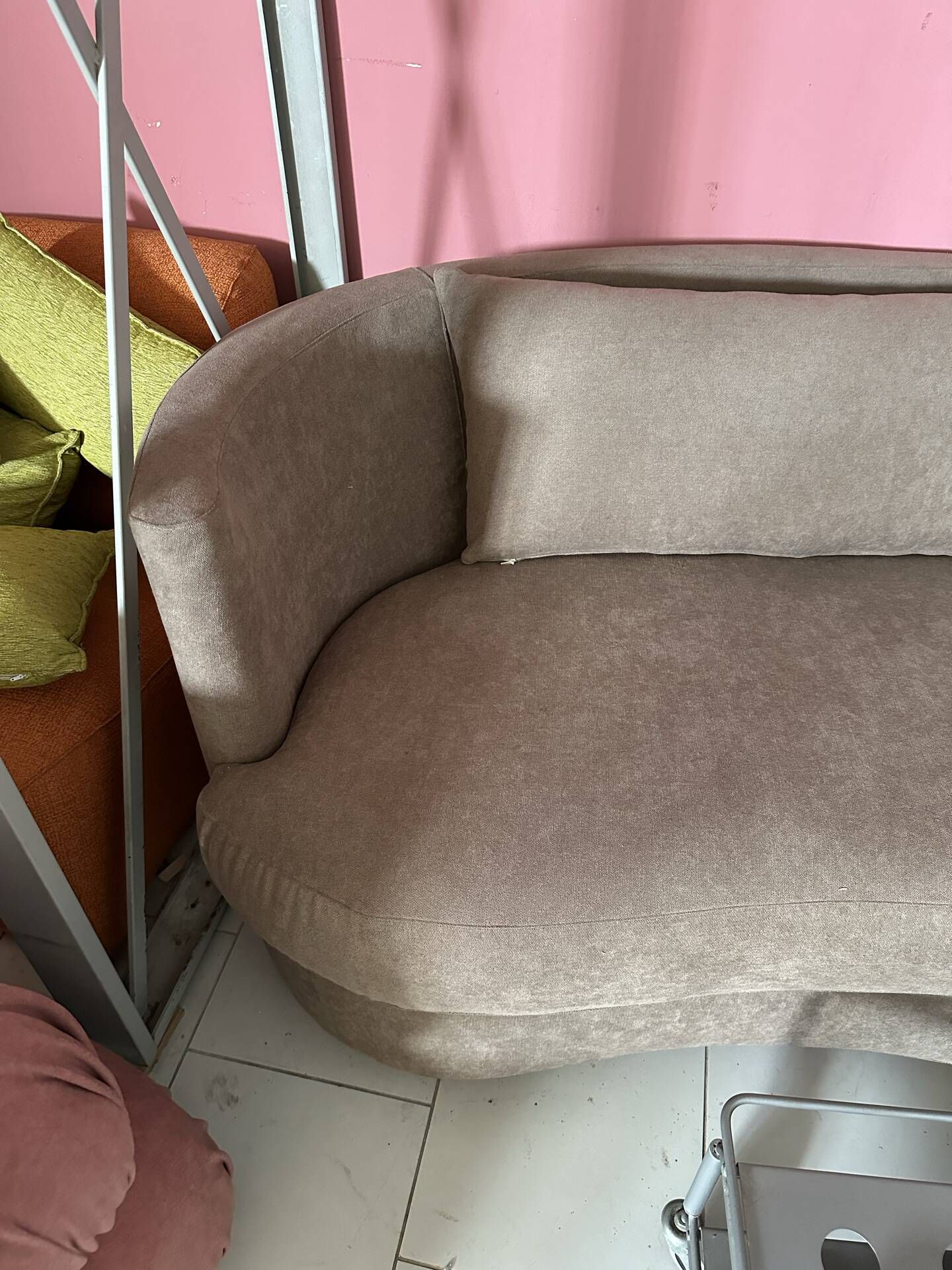 Vintage curved sofa in brown fabric – Italian design from the 1970s modernism