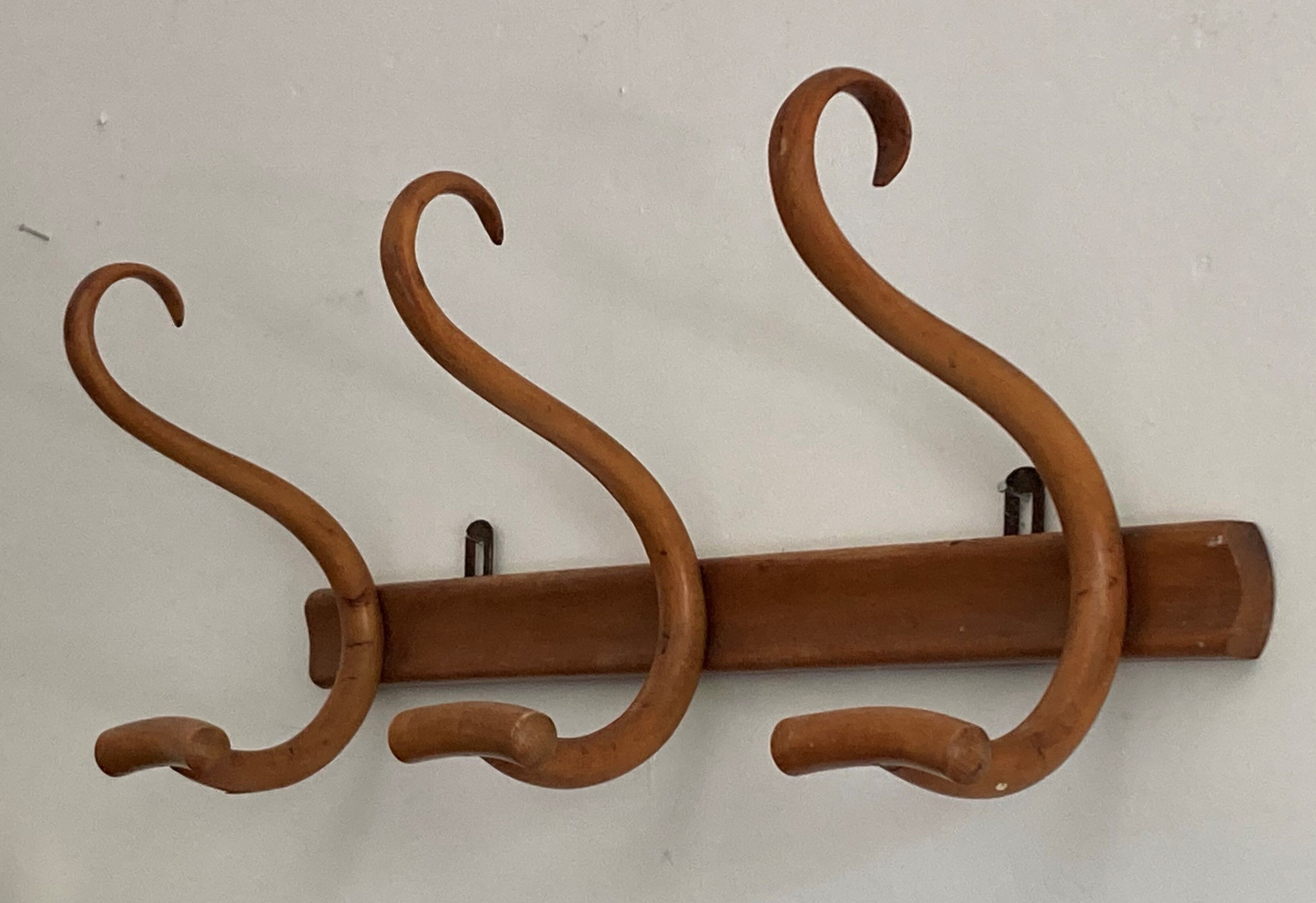 Curved wooden wall coat rack 1900s