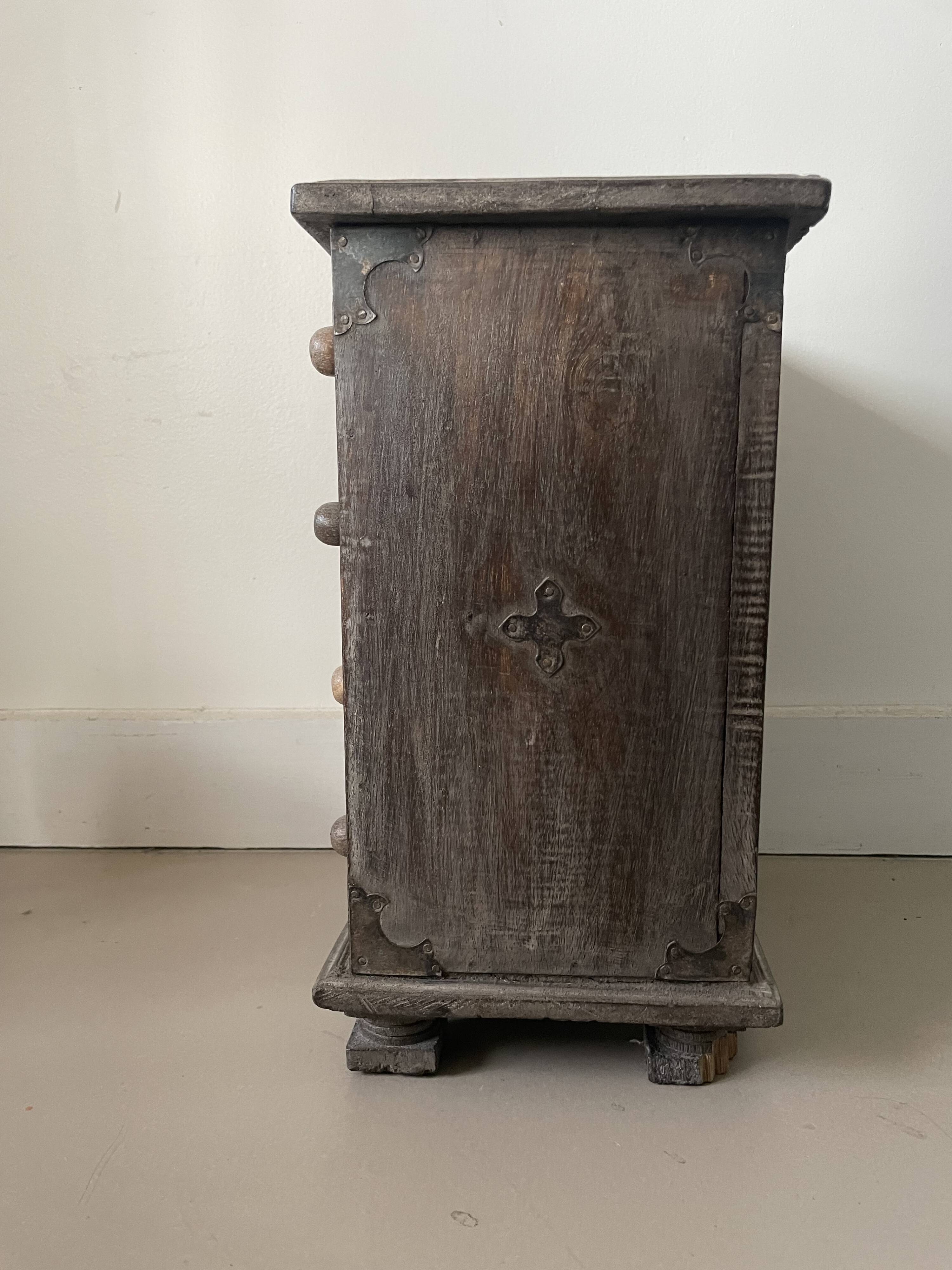 Small old drawer unit