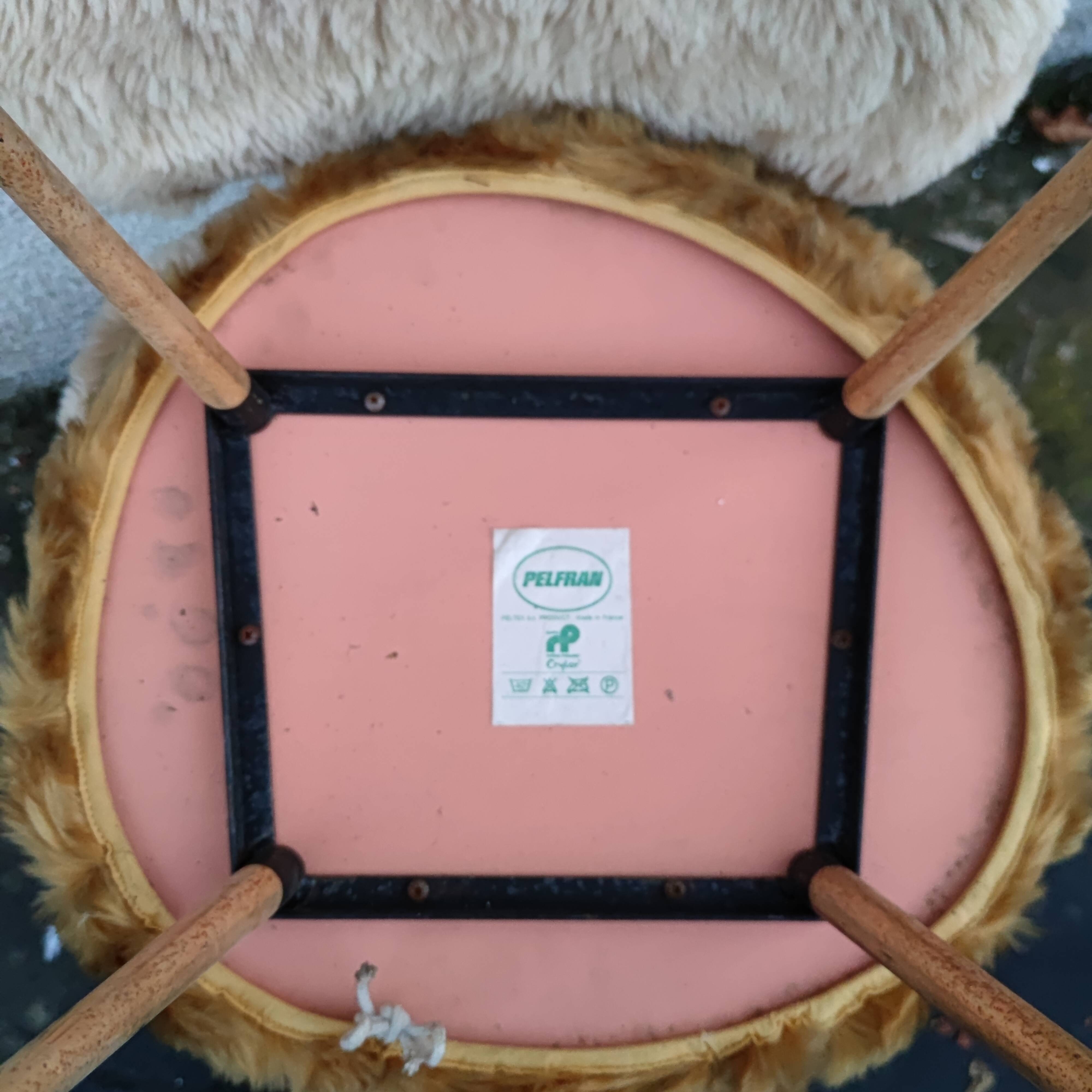 Chairs and pouf moumoute Pelfran