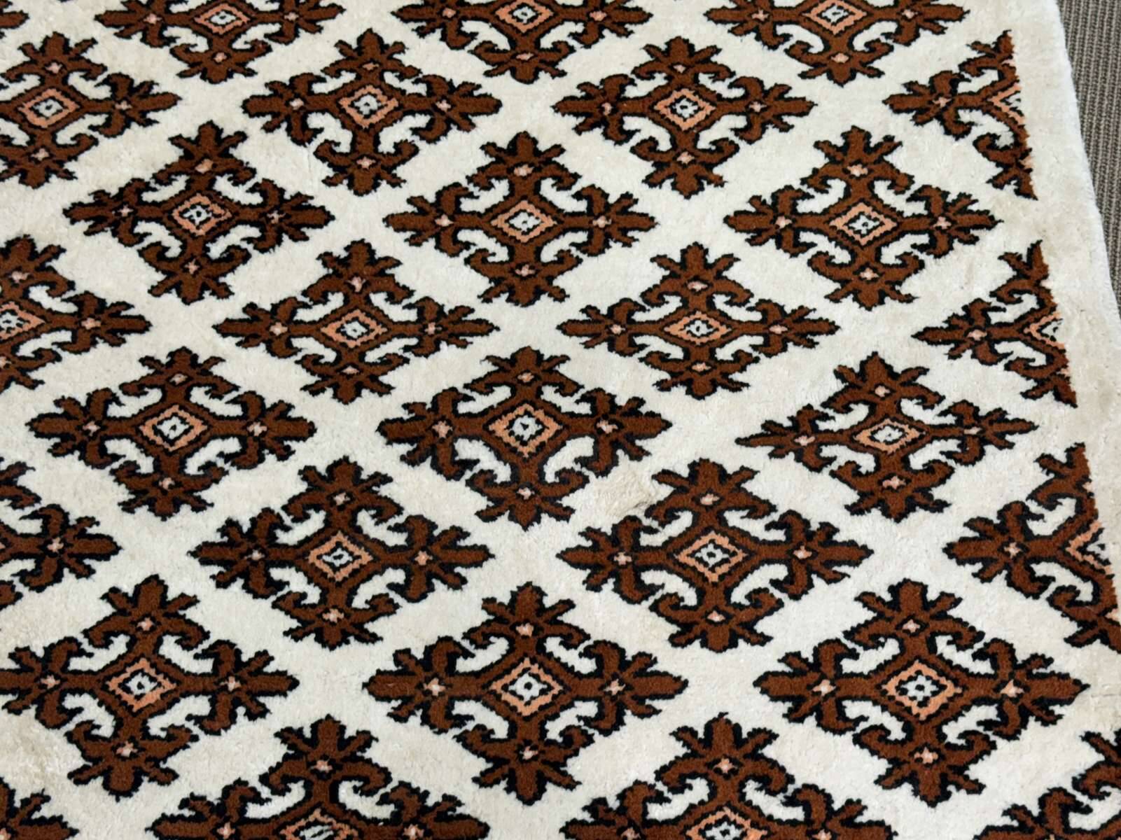 Handmade Tunisian wool rug - 1.74m x 1.11m.