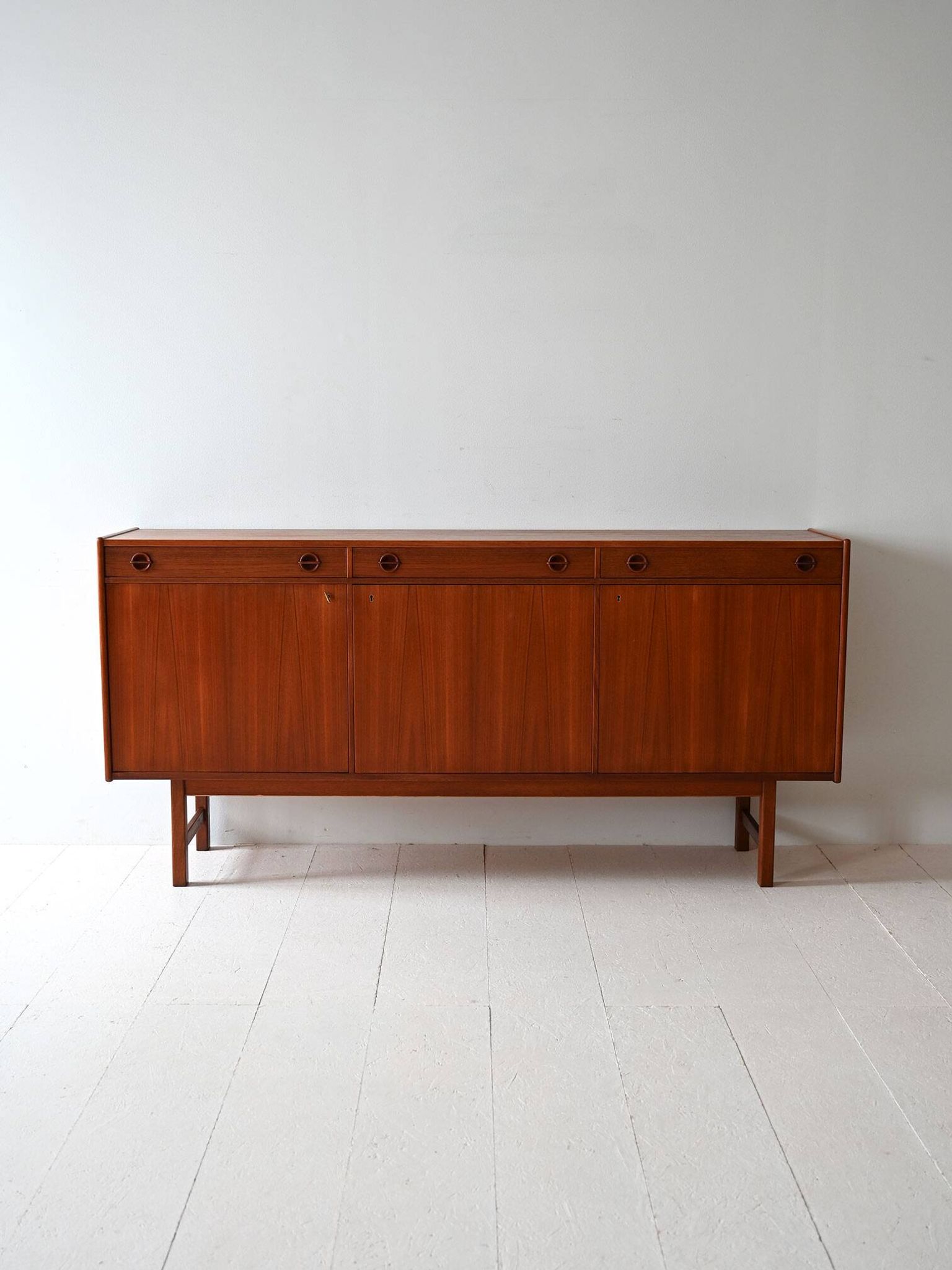 Buffet scandinave avec portes battantes