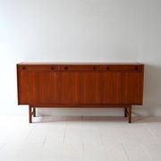 Buffet scandinave avec portes battantes