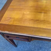 Bureau Roche Bobois en merisier massif style Louis XVI avec tirettes